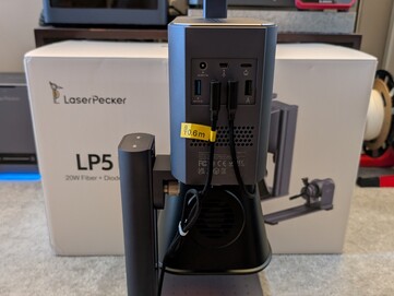 LP5 standard konfiguráció hátsó nézet USB-portokkal, hálózati csatlakozóval és biztonsági kulccsal.