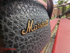 Texturált PU-bőr és a Marshall logó