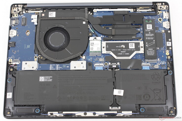 Dell Pro 5 14 alaplap. Figyeljék meg az LPCAMM2 bővítőhelyet a tesztkonfigurációnkban