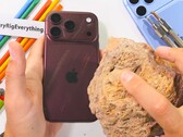 Az iPhone 18 Pro (Max) hátlapján található karcolások nagy része egyszerűen letörölhető – de nem mindegyik, ahogyan azt a tartóssági teszt is mutatja.