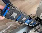 Nyolc Apple M5-es kártya egy hordozórúdon elhelyezve, egy nagyobb szerverblade részeként
