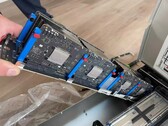 Nyolc Apple M5-es kártya egy hordozórúdon elhelyezve, egy nagyobb szerverblade részeként