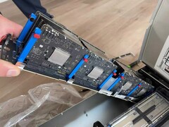 Nyolc Apple M5-es kártya egy hordozórúdon elhelyezve, egy nagyobb szerverblade részeként
