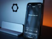 Egy kézbe illő, mesterséges intelligenciával rendelkező csevegőfelülettel ellátott okostelefon