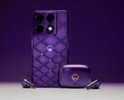 A Motorola Signature és a Moto Buds 2 Plus Pantone Violet Indigo színben.