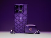 A Motorola Signature és a Moto Buds 2 Plus Pantone Violet Indigo színben.