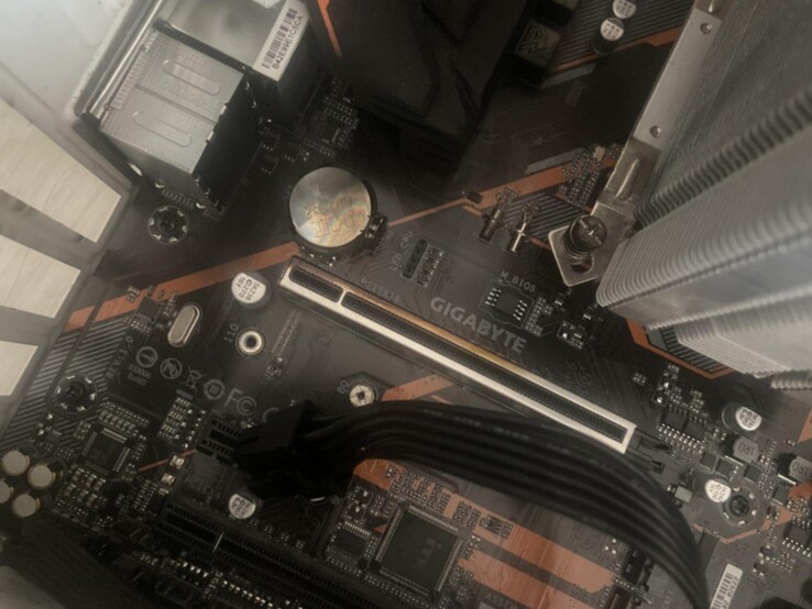 Gigabyte alaplap égési nyomokkal a PCIe foglalaton. (Kép forrása: user_634494 a Quasar Zone-on)