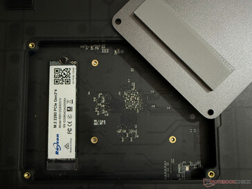 Az alsó M.2 foglalat