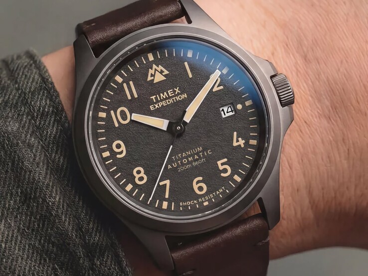 A csuklón viselt Timex Expedition Field Post Titanium karóra, fekete számlapjával és fekete titán tokjával.