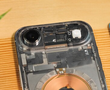 Közelkép az átlátszó iPhone Airről, amelyen az átlátszó hátlap alatt látható a kamera modul, a vaku és a belső alkatrészek. (Kép forrása: Phone Repair Guru via YouTube)