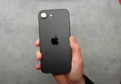 Az iPhone SE 4 várhatóan egyetlen, 48 MP-es érzékelővel rendelkező hátlapi kamerával büszkélkedhet. (Kép forrása: Apple)