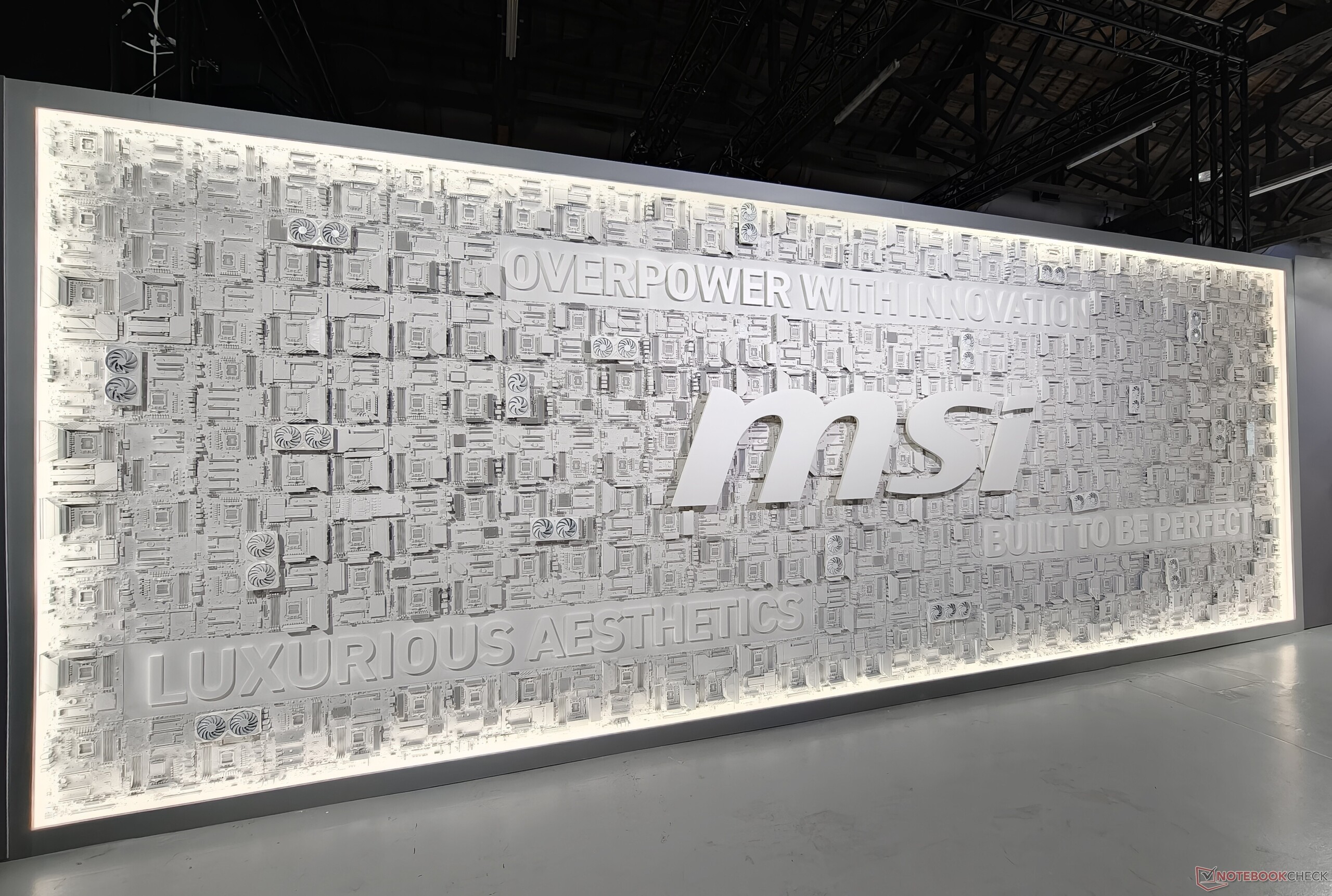 Az MSI a Computex 2026 kiállításon ünnepelte a technológiai innovációk 40. évfordulóját