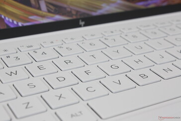 A billentyűk éles, hangos visszajelzéssel rendelkeznek, de viszonylag kis járásmélységűek