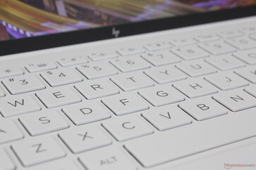 A billentyűk éles, hangos visszajelzéssel rendelkeznek, de viszonylag kis járásmélységűek