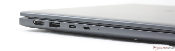 Bal oldalon: HDMI 2.1, USB-A 3.2 Gen. 1, 2x Thunderbolt 4 DisplayPort 2.1-el és Power Delivery-vel