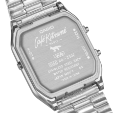 A Casio AQ-230ECK-3A óra hátlapján róka logó és a Café Kitsuné márkajelzés látható.