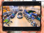 A tiranium nyomait keresve a JerryRigEverything YouTube-csatorna szétszereli a Samsung Galaxy Z Fold8-at.