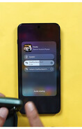 A OnePlus telefon hangmegosztási felülete, amelyen két csatlakoztatott vezeték nélküli fülhallgató-pár látható, amelyek egyidejű hanglejátszásra alkalmasak.