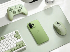 A OnePlus 15T állítólag 360°-os, nagy teljesítményű, körkörös antennaelrendezéssel rendelkezik. A képen: a telefon egy egér, egy kontroller és egy billentyűzet mellé helyezve.