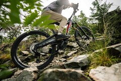 A Rotwild R.EX e-bike (a képen) egy megemelt dobozkeret-kialakítású, könnyű, 864Wh-s IPU Gen4 akkumulátornak és egy 105Nm nyomatékkal rendelkező Avinox motornak ad otthont. (Kép forrása: Rotwild)