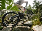 A Rotwild R.EX e-bike (a képen) egy megemelt dobozkeret-kialakítású, könnyű, 864Wh-s IPU Gen4 akkumulátornak és egy 105Nm nyomatékkal rendelkező Avinox motornak ad otthont. (Kép forrása: Rotwild)