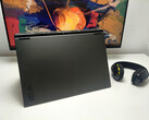 Az Asus TUF Gaming A18 a hordozhatóságot feláldozza egy hatalmas kijelző kedvéért.