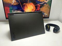Az Asus TUF Gaming A18 a hordozhatóságot feláldozza egy hatalmas kijelző kedvéért.