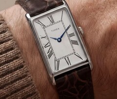 A tok 21 mm széles, 36 mm-es füle-fül távolságú és 8,5 mm vastag, csiszolt rozsdamentes acélból készült, és szabványos kvarcművel működik.