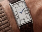 A tok 21 mm széles, 36 mm-es füle-fül távolságú és 8,5 mm vastag, csiszolt rozsdamentes acélból készült, és szabványos kvarcművel működik.