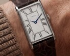 A tok 21 mm széles, 36 mm-es füle-fül távolságú és 8,5 mm vastag, csiszolt rozsdamentes acélból készült, és szabványos kvarcművel működik.