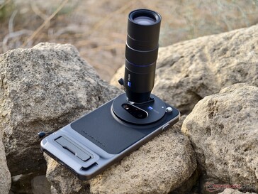 A Vivo X300 Pro Zeiss telekonverterrel...