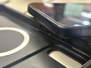 iPhone 17 Pro sérült pelikán tokban. (Kép forrása: u/holden_downunder98)
