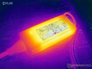 A hálózati adapter 37 C fölé emelkedik igényes terheléseknél