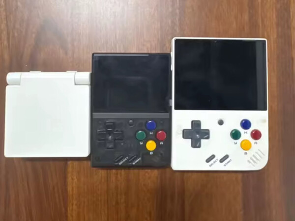 A Miyoo Mini Flip a Mini V4 és a Mini Plus mellett. (Kép forrása: via Miyoo Mini Stock Alerts)