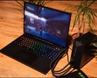 XMG Neo 15 laptop külső vízhűtő egységhez csatlakoztatva, miközben a játék Control fut. (Kép forrása: XMG/Reddit)