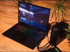 XMG Neo 15 laptop külső vízhűtő egységhez csatlakoztatva, miközben a játék Control fut. (Kép forrása: XMG/Reddit)