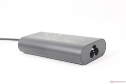 Az univerzális 100 W-os USB-C hálózati adapter kompaktabb, mint a legtöbb más adapter