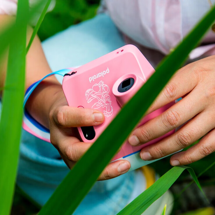 Az előrendelések augusztus 25-én kezdődnek a polaroid.com oldalon, valamint a Pokémon Centerben az Egyesült Államokban, az Egyesült Királyságban és Kanadában. A teljes megjelenés október 5-én következik.