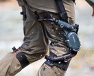 A Dnsys Z1 térd exoskeleton segít a túrázóknak ellensúlyozni a nehéz hátizsákok terhelését. (Kép forrása: Dnsys)