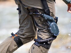 A Dnsys Z1 térd exoskeleton segít a túrázóknak ellensúlyozni a nehéz hátizsákok terhelését. (Kép forrása: Dnsys)
