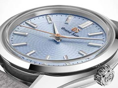 A Grand Seiko logója és a másodpercmutató rózsaarany kivitelű.
