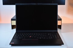 A Lenovo ThinkPad L16 Gen 2 természetes élőhelyén: az íróasztalon.