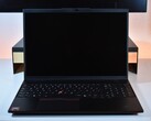 A Lenovo ThinkPad L16 Gen 2 természetes élőhelyén: az íróasztalon.