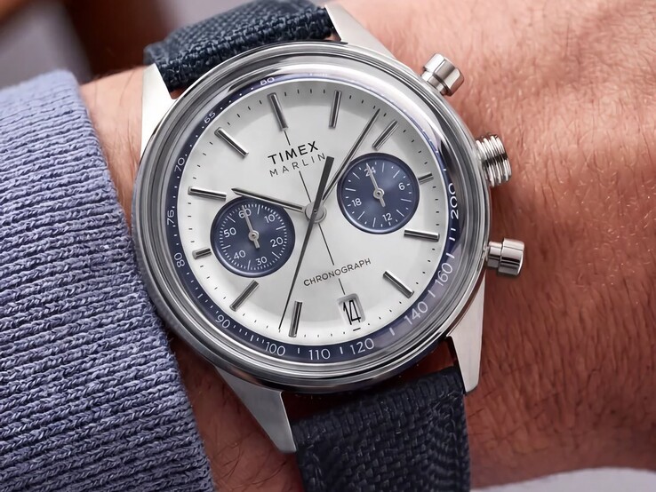 Közeli kép a csuklón viselt Timex Marlin Jet Chronograph TW2Y89900 óráról.