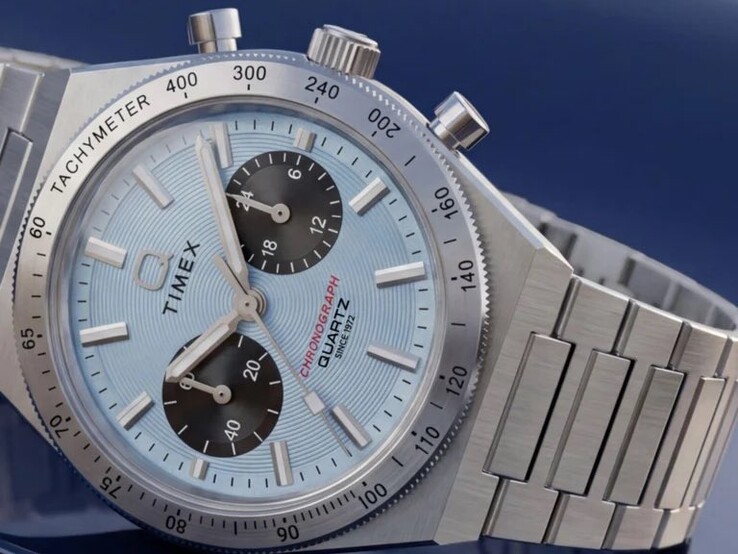 A Timex TW2Y92400 jégkék, sugárirányú, CD-stílusú számlappal, fekete kis számlapokkal,