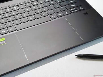 ...és támogatja a tollat.