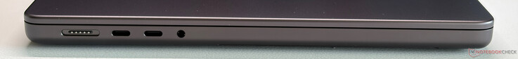 Balra: MagSafe, 2x USB-C 4.0 Thunderbolt 5 (120 Gbps, DisplayPort 2.1, Power Delivery), 3,5 mm-es hangszóró