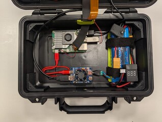 Raspberry Pi, akkumulátor és egyéb alkatrészek a ház belsejében.
