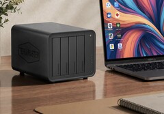 A képen a Terramaster D8 Hybrid 2 NAS látható egy laptop mellett egy fa íróasztalon