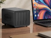 A képen a Terramaster D8 Hybrid 2 NAS látható egy laptop mellett egy fa íróasztalon 